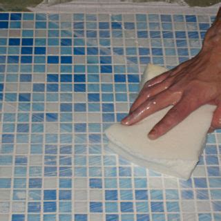 Лак для плитки: преимущества и особенности применения (+25 фото)