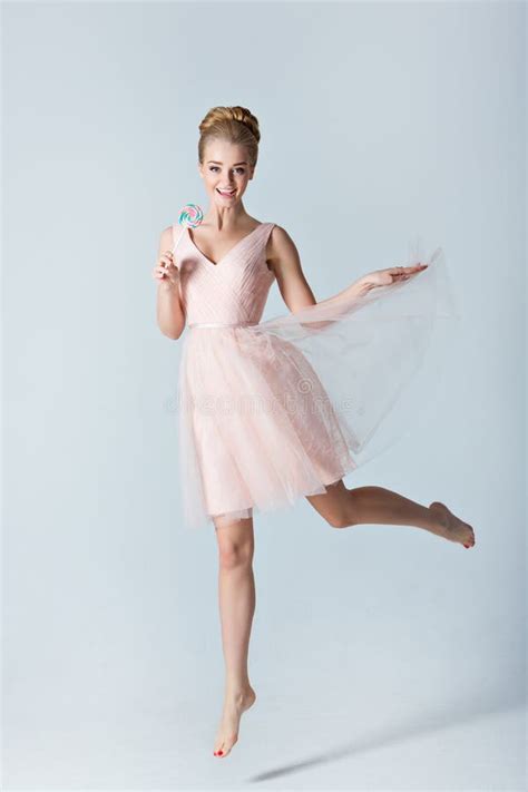 Portrait De Belle Fille Blonde Tendre Avec Des Yeux Bleus Dans Un Rose Photo Stock Image Du