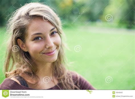 Mooie Jonge Gelukkige Brunette Met Een Grote Glimlach Stock Foto Image Of Groen Jeugdig