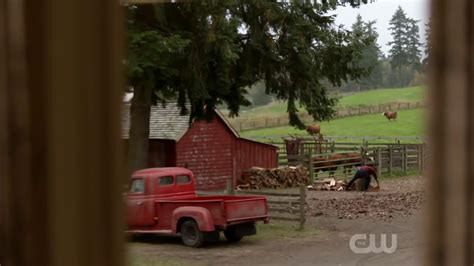 Smallville Clark Tom Welling Returns As Clark Kent On Kent Farm Crisis On Infinite Earths