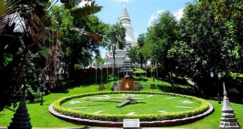 Wat Phnom | IntoCambodia.org