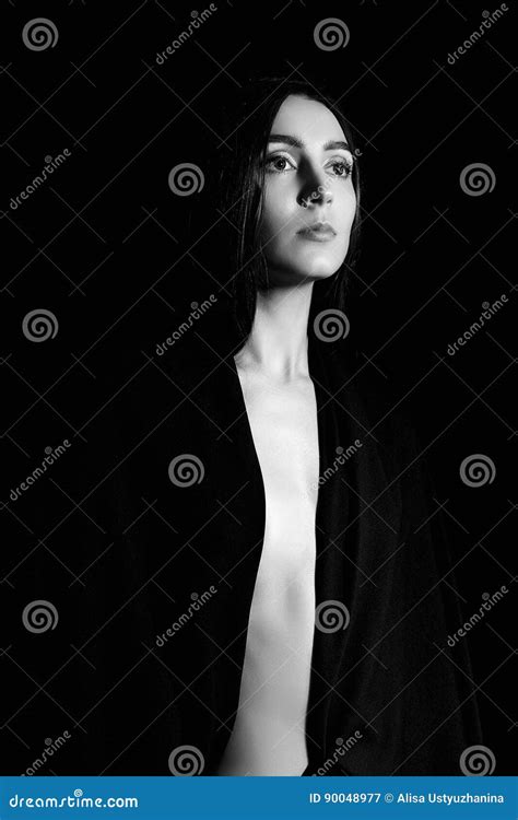 Mulher Do Nude No Preto Imagem De Stock Imagem De Corpo