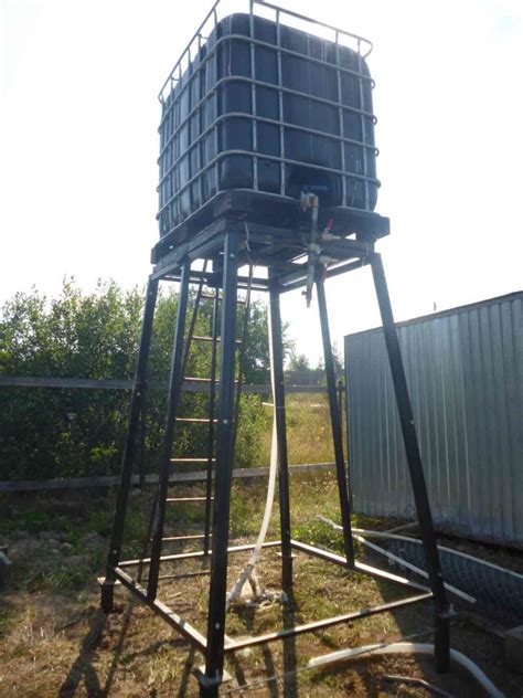 Как установить емкость для полива на даче - фото