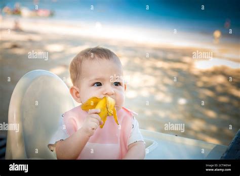 Pretty Caucasian Girl Mange Une Banane Banque De Photographies Et D