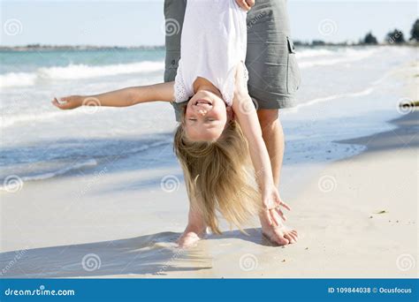 Engendrez Tenir La Jeune Et Belle Petite Fille Blonde Douce Par Ses Pieds Jouant En Ayant L