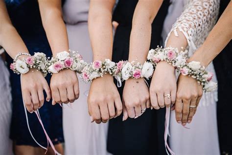 Blumenarmbänder bei der Hochzeit für Braut und Brautjungfern Foto