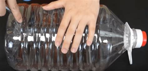 Простая поилка-поливалка своими руками | Растения, Руки, Пластиковые ...