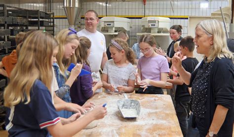 Konfirmanden backen bei Hünerberg Brote helfen und machen satt