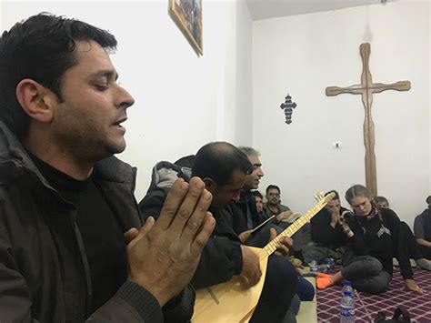 muslim syrians  suffered isis occupation  turning  christianity