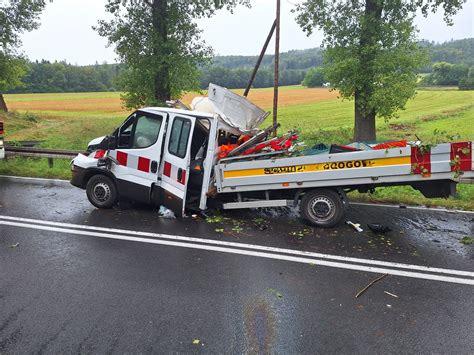 Tragiczny wypadek na DK 46 drzewo spadło na samochód służby drogowej