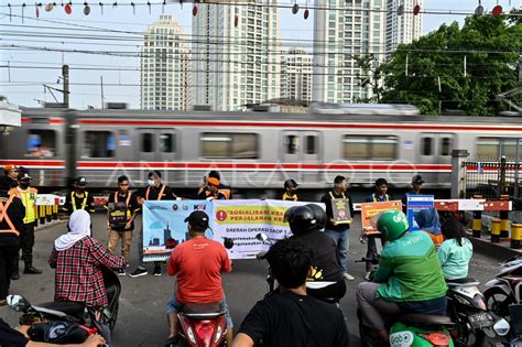 Sosialisasi Bahaya Terobos Pintu Perlintasan Kereta ANTARA Foto