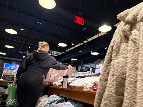 White Chick Phat Ass At The Mall Pt Latina Forum