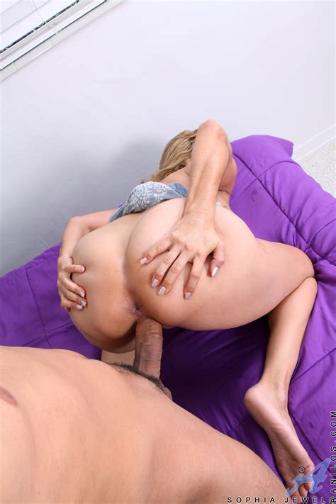 Sophia Jewel Spreads Her Legs Wide Open For Lover S Boner MILF Fox