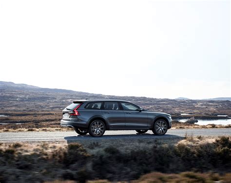 Volvo V90 Cross Country – new off-road wagon debuts Paul Tan - Image 549796