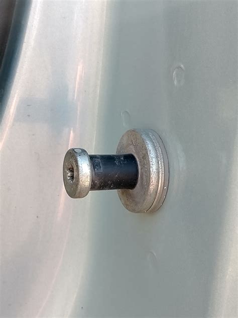 Капролоновые втулки замка двери — Renault Logan (1G), 1,4 л, 2007 года ...