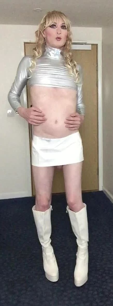 Sissy Sandra Poses In Silver Nude Pics XHamster