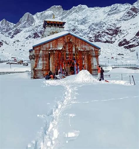 JK Media On Twitter Workers Clear Snow Outside The Kedarnath Temple