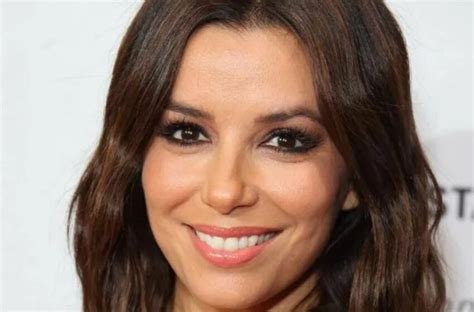 Eva Longoria de 49 años sorprende a sus fans con fotos en bikini Un detalle tiene a todos