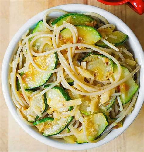 Spaghetti aux courgettes et parmesan plat de pâtes pour votre dîner