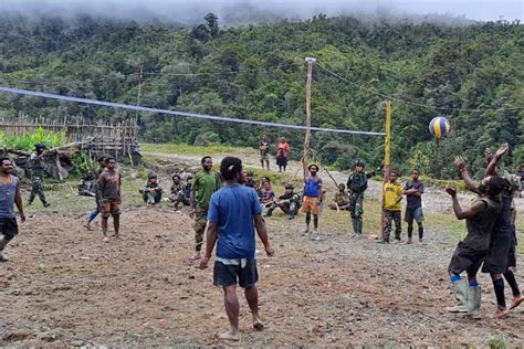 Warga Dal Papua Dibuatkan Lapangan Voli Oleh Satgas Yonif Js