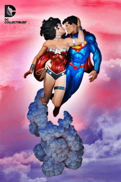 Superman And Wonder Woman Kiss Statue