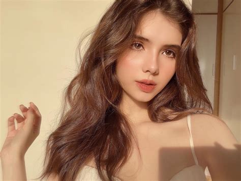 2 hot girl Việt lai Tây xinh như búp bê lại khéo mặc đẹp