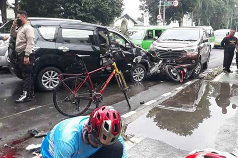 Kecelakaan Beruntun Libatkan Kendaraan Di Bogor Orang Luka Luka