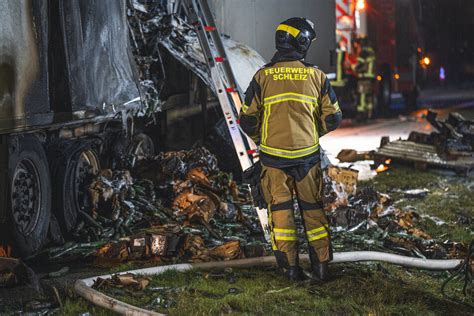 Thüringen Brennender Gurken Lkw sorgt für Vollsperrung der A9 in