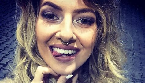 FĂRĂ SUTIEN Lidia Buble ce apariție hot Mângâieri pe sâni MyTex ro