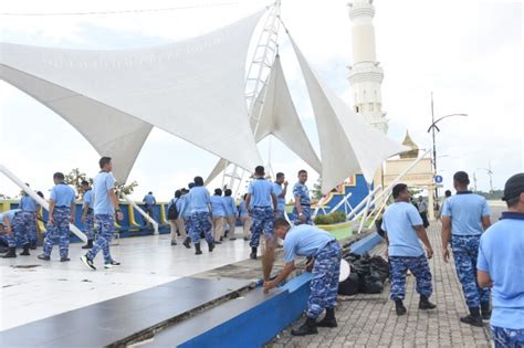 Hari Jadi Ke 21 Kepri Personel Lanud RHF Bersih Bersih Di Sepanjang