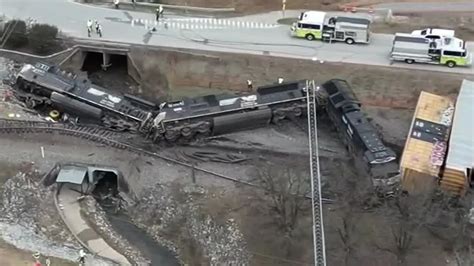 Tren Descarrila Al Chocar Contra Un Cami N Que Cruzaba Las V As En