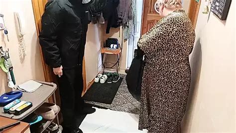 Hei E Milf Mit Dicken Titten Statt Trinkgeld Wichst Und Lutscht Meinen Schwanz Aus N Chster N He