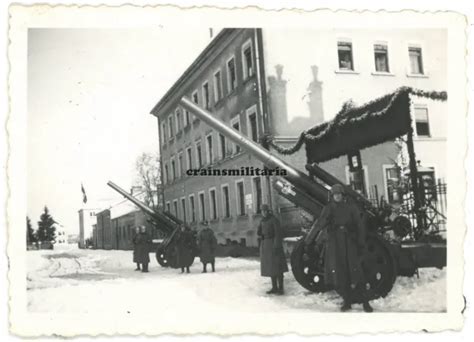 ORIG FOTO SOLDATEN mit Geschütz Haubitze Mörser in Artillerie Kaserne