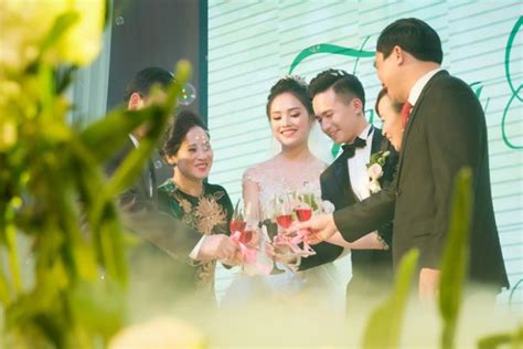 Người đẹp HHVN 2016 bật khóc trong ngày lên xe hoa với hot boy cảnh sát