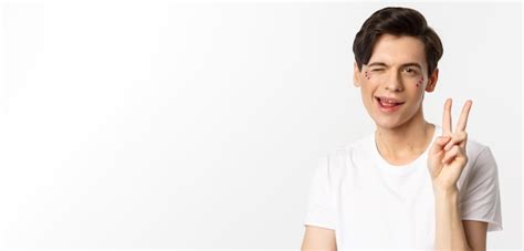 Gente Lgbtq Comunidad Y Concepto De Estilo De Vida Feliz Y Lindo Hombre Gay Con Brillo En La