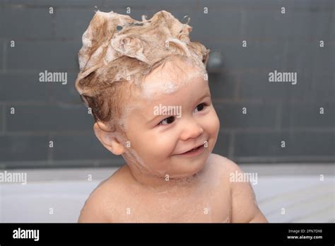 El Beb Se Ba A En Un Ba O Con Espuma Y Burbujas De Jab N Los Ni Os