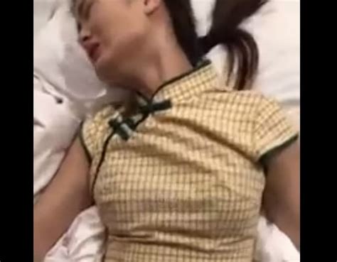 Clip sex chở em gái vào khách sạn đè đụ em nhăn mặt PheVKL