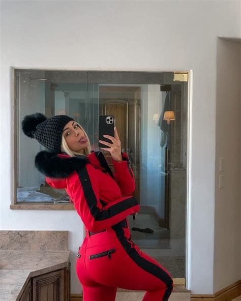 Dokonalá 21 ročná blondínka Pozrite sa na jej HOT dekolt iba v plavkách