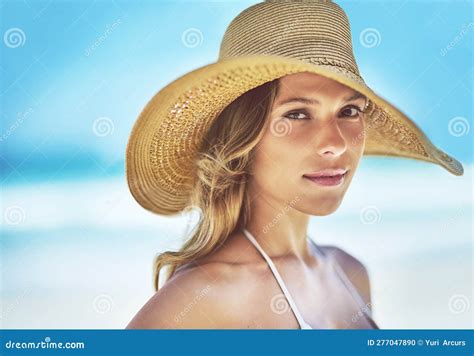 El Sombrero Perfecto Para Vencer Al Calor Retrato De Una Preciosa Joven En Bikini En La Playa