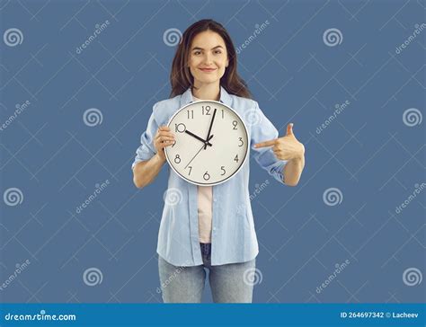 Portrait über Schöne Junge Brunette Mit Rundwange Stockfoto Bild von attraktiv gesicht