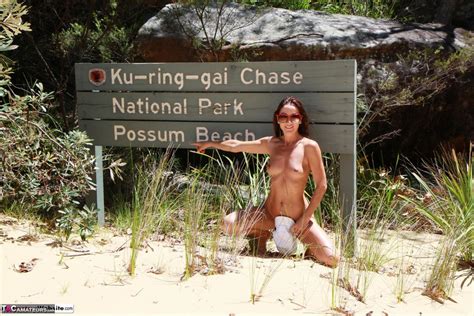 Seksowna modelka MILF Roxeanne nago na plaży nudystów CoedCherry