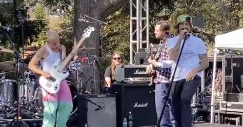 Vídeos John Frusciante vuelve a tocar con Red Hot Chili Peppers después de 13 años y también