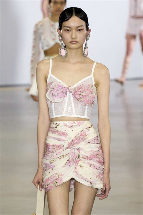 Reggiseni Mini Sottovesti In Raso Body La Lingerie A Vista E Queste Sono Le Novit Per