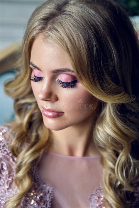 Jeune Fille Blonde Sexy Dans La Robe Rose De Dentelle Photo stock Image du bonheur beauté