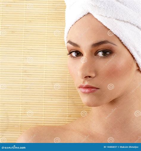 Portret Van Een Jonge Brunette Op Een Kuuroordprocedure Stock Afbeelding Image Of Lippen