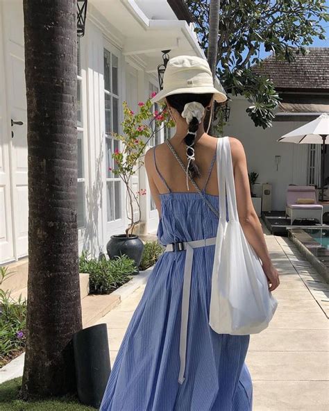 Ngoài bikini đây là thứ con gái châu Á hay mang đi biển để có ảnh