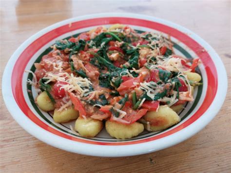 Vegatopia Gnocchi Met Spinazie Paprika Tomatensaus N Pesto