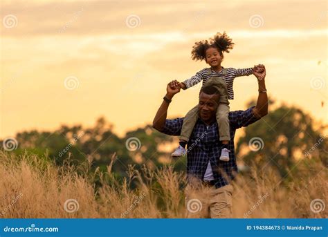 Feliz Familia Africana Padre E Hija Viajan Y Corren En La Naturaleza