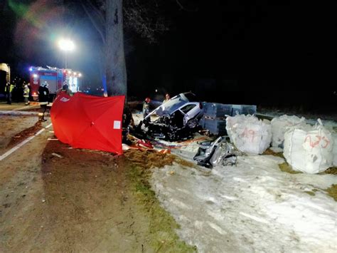 Śmiertelny wypadek na Pomorzu Auto z impetem uderzyło w drzewo