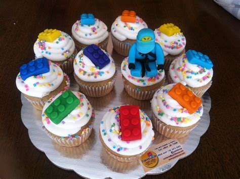 Lego Cupcakes Panquecitos De Vainilla Con Betun De Chocolate Y Figuras